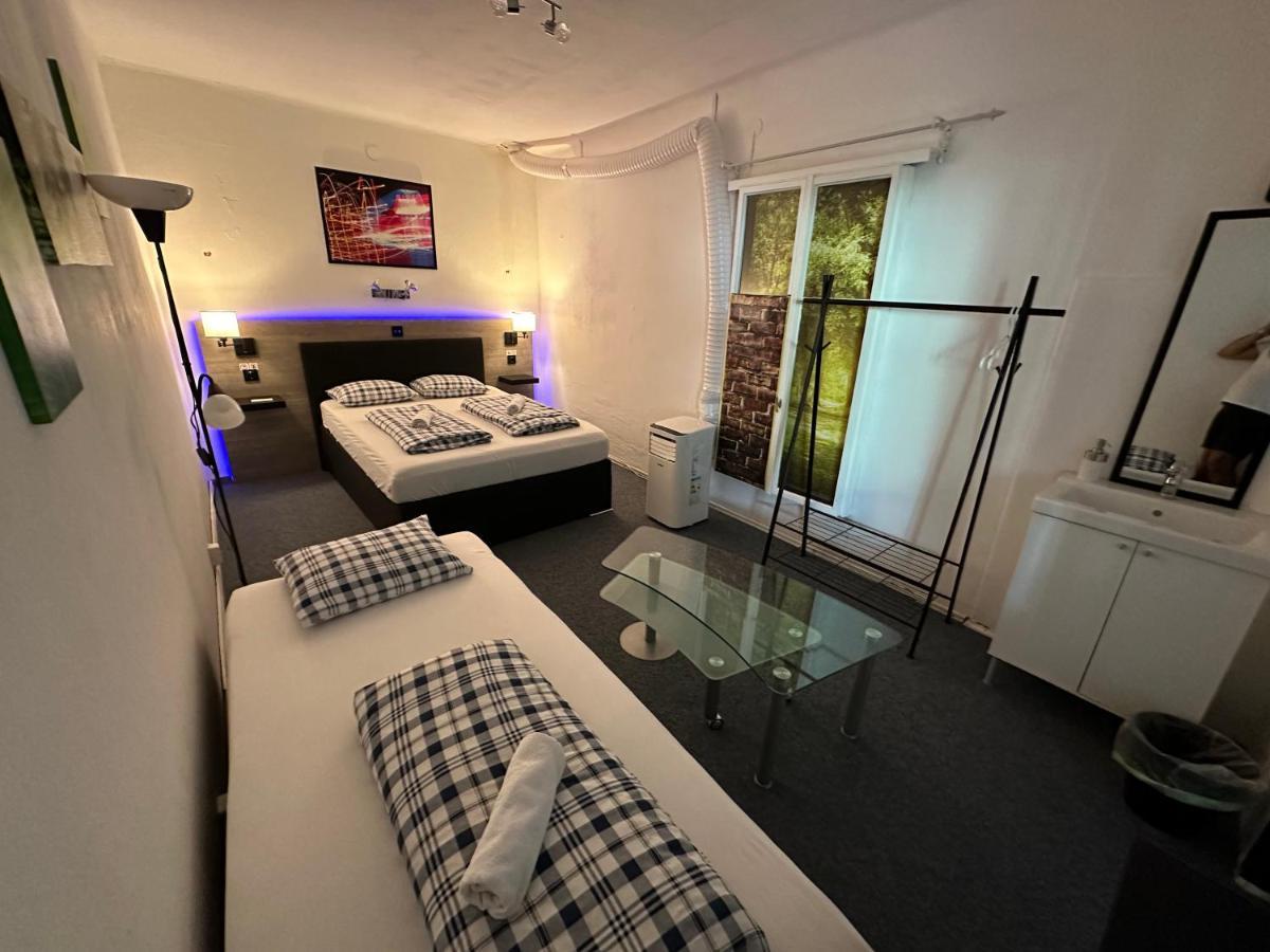 Hostel Lovely Rooms, City Center, Shared Bathroom, Windows To Corridor Villach Dış mekan fotoğraf