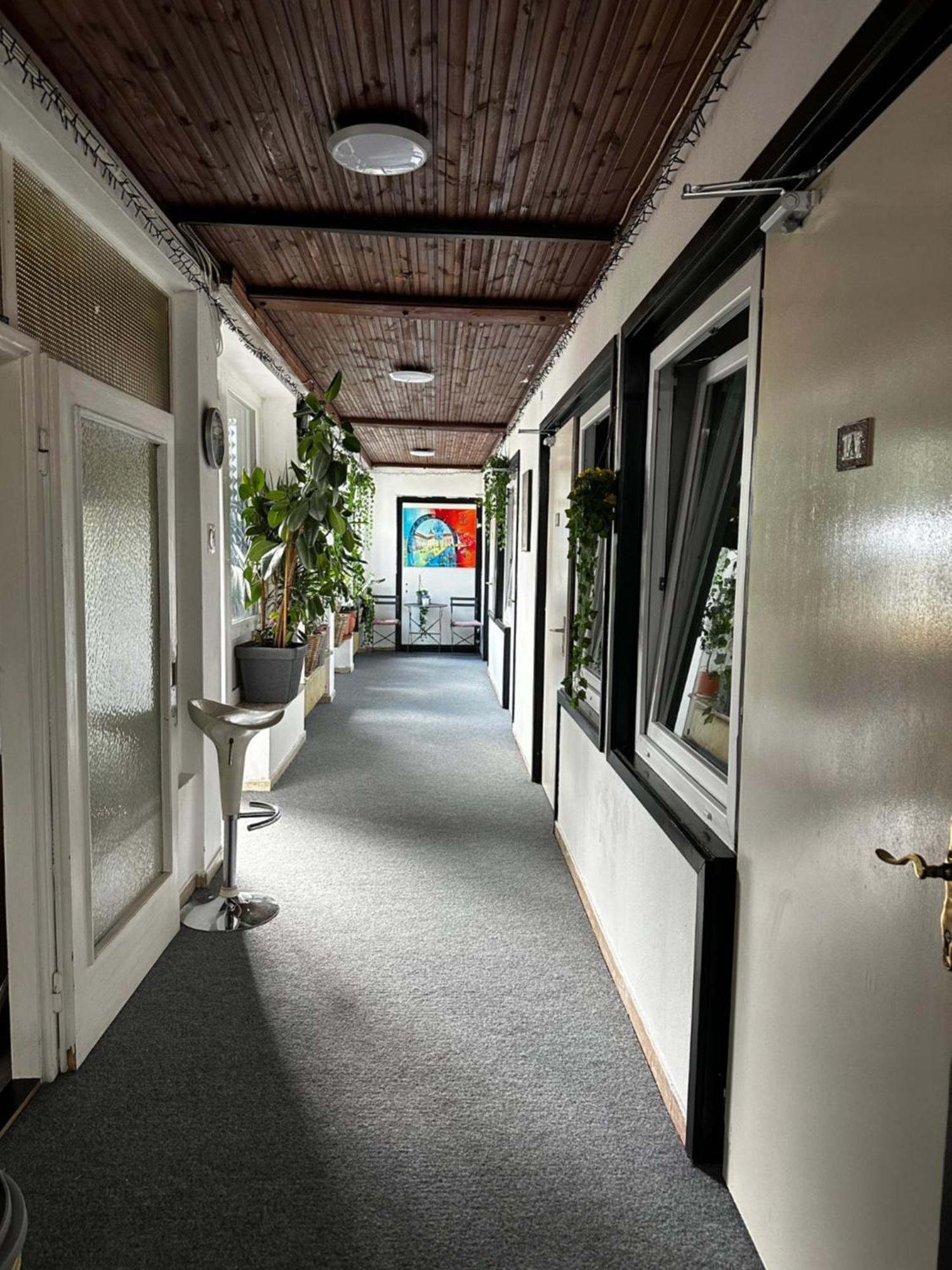 Hostel Lovely Rooms, City Center, Shared Bathroom, Windows To Corridor Villach Dış mekan fotoğraf